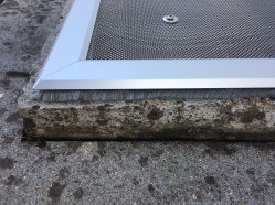 Insektenschutz Längere Bürsten dichten den Zwischenraum ab