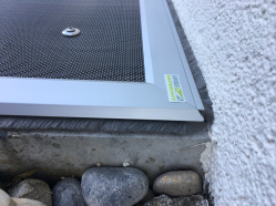 Insektenschutz Abdichtung mit Bürste zur Hauswand